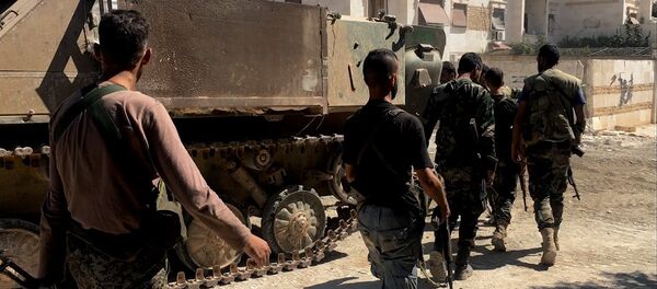 Militares do exército sírio durante ataques contra colégios militares em Aleppo, 17 de agosto de 2016 - Sputnik Brasil