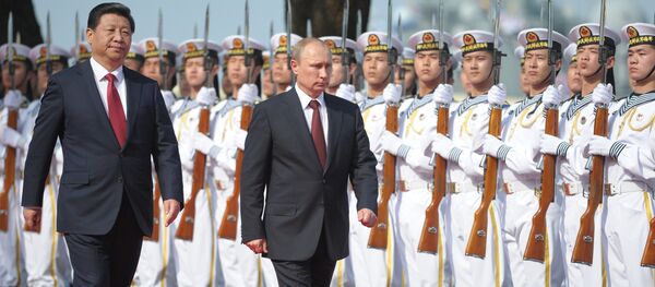 Presidente chinês Xi Jinping e o presidente russo Vladimir Putin na cerimônia de abertura de exercícios navais sino-russos na base marítima chinesa em Xangai, China, 2014  (foto de arquivo) - Sputnik Brasil