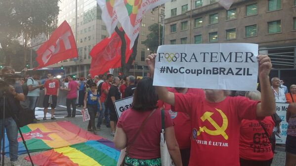 Manifestantes pedem a saída do presidente interino do Brasil, Michel Temer - Sputnik Brasil