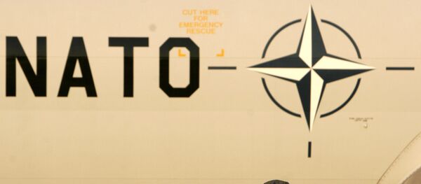 Soldado grego perto do avião da OTAN, foto de arquivo - Sputnik Brasil