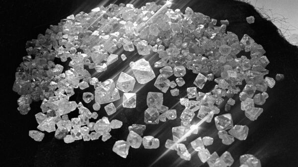 Diamantes extraídos na república de Yakútia, Rússia (foto de arquivo) - Sputnik Brasil
