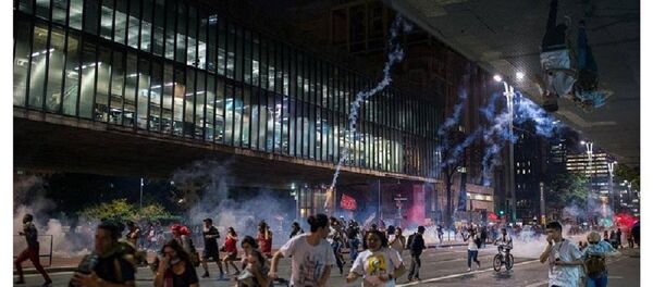 Manifestantes contra impeachment são reprimidos pela PM em São Paulo - Sputnik Brasil