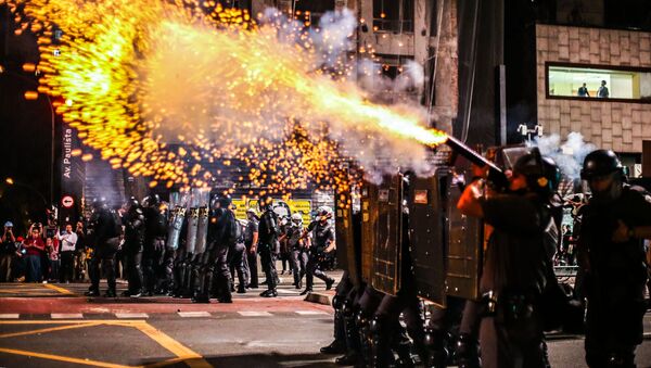 Manifestação contra Temer é reprimida pela PM na Avenida Paulista - São Paulo, 29/08/16 - Sputnik Brasil