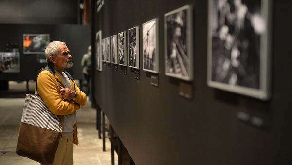 Um visitante durante a abertura da exposição de vencedores do concurso Andrei Stenin de fotojornalismo em Moscou - Sputnik Brasil