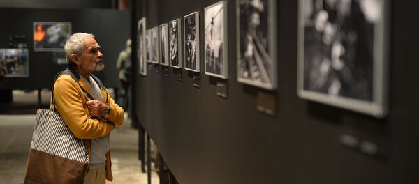 Um visitante durante a abertura da exposição de vencedores do concurso Andrei Stenin de fotojornalismo em Moscou - Sputnik Brasil