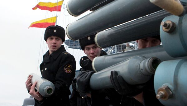 Marinheiros da Frota do Norte russa a bordo do navio antissubmarino Vitse-Admiral Kulakov durante exercícios navais, Rússia (foto de arquivo) - Sputnik Brasil