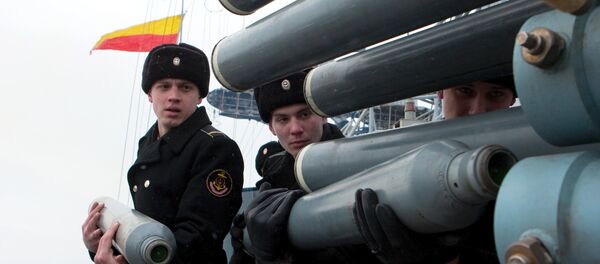 Marinheiros da Frota do Norte russa a bordo do navio antissubmarino Vitse-Admiral Kulakov durante exercícios navais, Rússia (foto de arquivo) - Sputnik Brasil