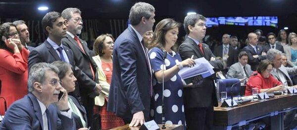 Senadores articulam para tentar reverter os últimos votos no julgamento do impeachment - Sputnik Brasil