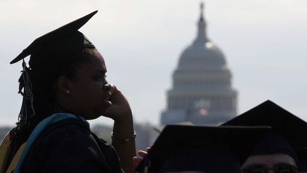 Alunos da Universidade George Washington reúnem para a cerimônia de fraduação no National Mall em Washington (foto de arquivo. Maio, 20, 2012) - Sputnik Brasil