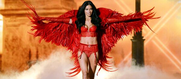 Супермодель Адриана Лима на показе Victoria's Secret Fashion Show в Нью-Йорке - Sputnik Brasil