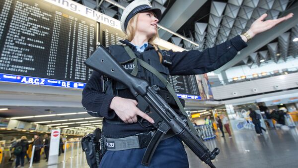 Policial armada no aeroporto de Frankfurt, Alemanha, março de 2016 (foto de arquivo) - Sputnik Brasil