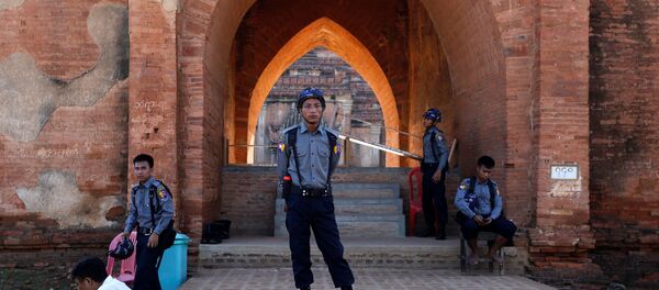 Um grupo de policiais é visto em Bagan, Mianmar, depois do terremoto que sacudiu o país, em 25 de agosto - Sputnik Brasil