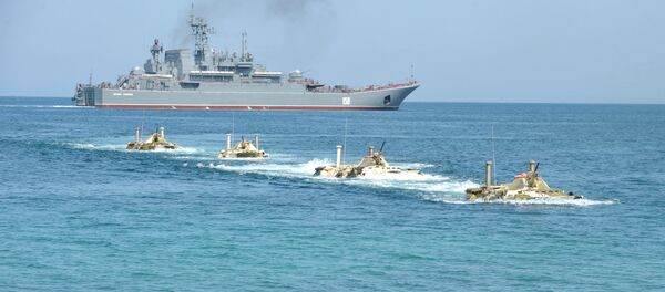 Tropas de desembarque marítima parte do navio Tsezar Kunikov durante exercícios no mar Negro, 2011 (foto de arquivo) - Sputnik Brasil