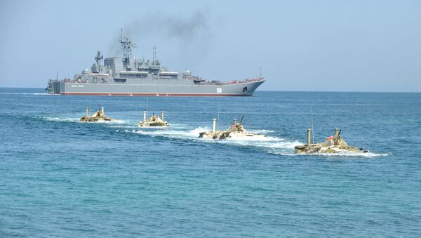 Tropas de desembarque marítima parte do navio Tsezar Kunikov durante exercícios no mar Negro, 2011 (foto de arquivo) - Sputnik Brasil