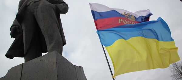 Bandeiras russa e ucraniana - Sputnik Brasil