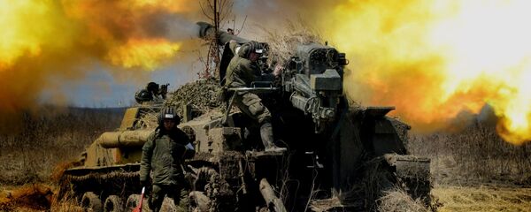Militares russos lançam fogo da peça de artilharia autopropulsada 2S5 Giatsint durante os exercícios (foto de arquivo) Militares russos lançam fogo da peça de artilharia autopropulsada 2S5 Giatsint durante os exercícios (foto de arquivo) - Sputnik Brasil