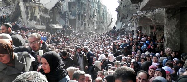 Moradores do campo de refugiados palestinos de Yarmuk, na Síria, fazem fila para receber alimentos - Sputnik Brasil