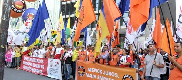 Trabalhadores protestam - Sputnik Brasil