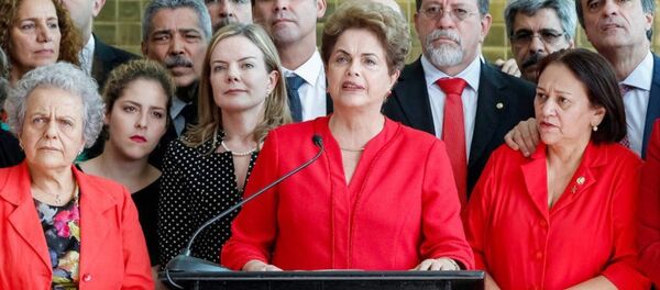 Dilma Rousseff faz declaração após impeachment ao lado de aliados - Sputnik Brasil