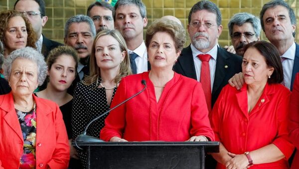 Dilma Rousseff faz declaração após impeachment ao lado de aliados - Sputnik Brasil