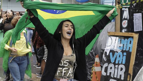 Uma mulher com bandeira do Brasil após a decisão sobre o impeachment de Dilma Rousseff - Sputnik Brasil