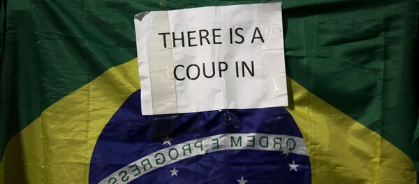 Bandeira brasileira com inscrição Há um golpe no Bandeira brasileira com inscrição Há um golpe no - Sputnik Brasil