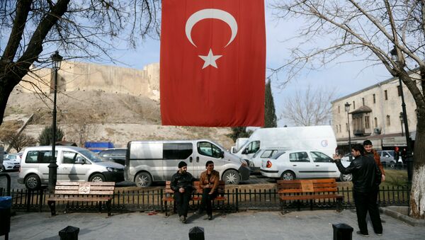 Syrian men sit under a Turkish flag  in Gaziantep, southern Turkey (File) - Sputnik Brasil
