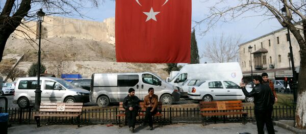 Syrian men sit under a Turkish flag  in Gaziantep, southern Turkey (File) - Sputnik Brasil
