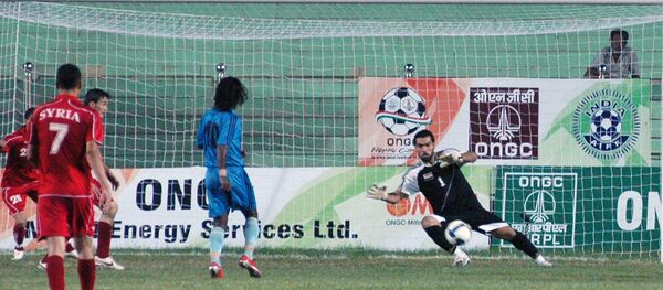 Goleiro Mosab Balhous salvar a Síria do ataque do Sri Lanka durante o 2º Torneio de Futebol Nehru Cup Internacional 2009 no Estádio Ambedkar em Nova Deli em 24 de agosto, 2009. - Sputnik Brasil
