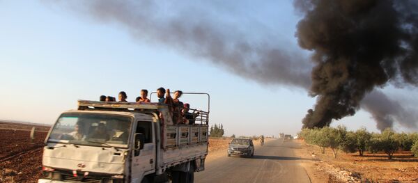 Sírios fogem da cidade de Souran, no norte de Hama - Sputnik Brasil