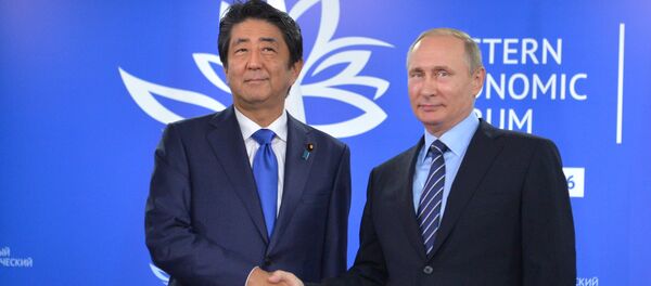 O primeiro-ministro japonês Shinzo Abe durante o encontro com Vladimir Putin nas margens do Fórum Econômico do Oriente em Vladivostok - Sputnik Brasil