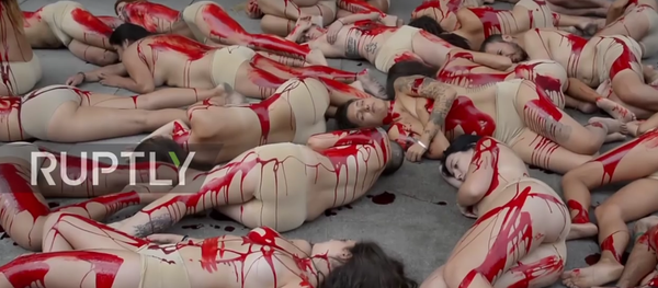 Ensanguentados e nus: ativistas de direitos dos animais se manifestam em Madrid - Sputnik Brasil