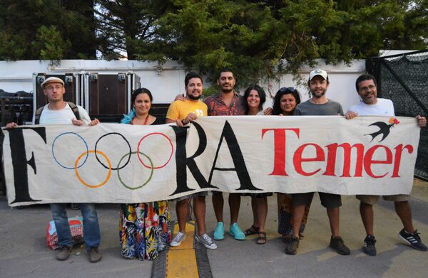 Grupo de brasileiros exibia uma faixa Fora, Temer estilizada com a logomarca das Olimpíadas - Sputnik Brasil