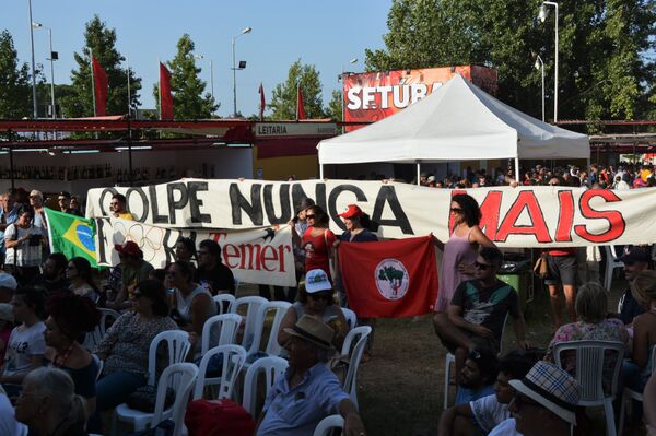 Grupo de brasileiros exibia uma faixa com os dizeres golpe nunca mais   - Sputnik Brasil