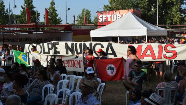 Grupo de brasileiros exibia uma faixa com os dizeres golpe nunca mais - Sputnik Brasil