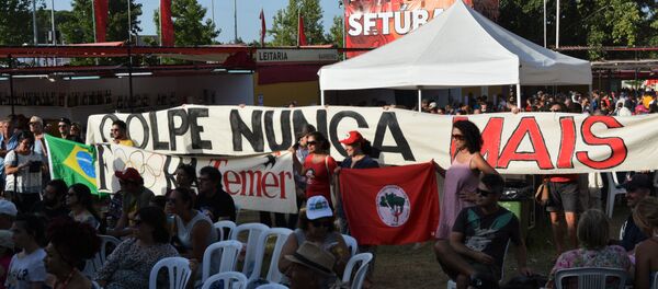 Grupo de brasileiros exibia uma faixa com os dizeres golpe nunca mais - Sputnik Brasil