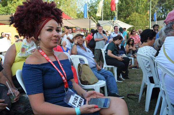 Espectadora no show do cantor brasileiro Criolo - Sputnik Brasil