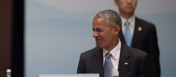 O presidente dos EUA Barack Obama faz caretas enquanto fala com a chanceler alemã, Angela Merkel (não ilustrada), durante a cerimônia de abertura da Cúpula do G20, Hangzhou em 04 de setembro de 2016. - Sputnik Brasil