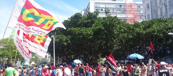Manifestantes se concentram em Copacabana para marcha contra Michel Temer - Sputnik Brasil