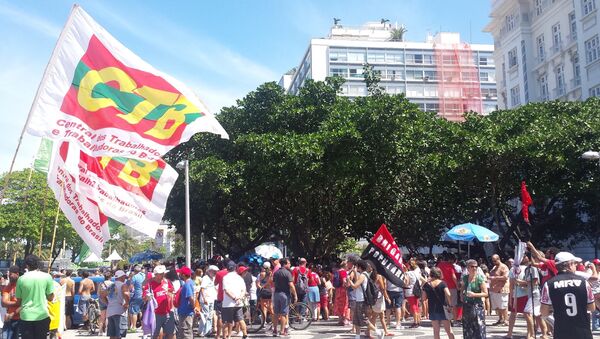 Manifestantes se concentram em Copacabana para marcha contra Michel Temer - Sputnik Brasil