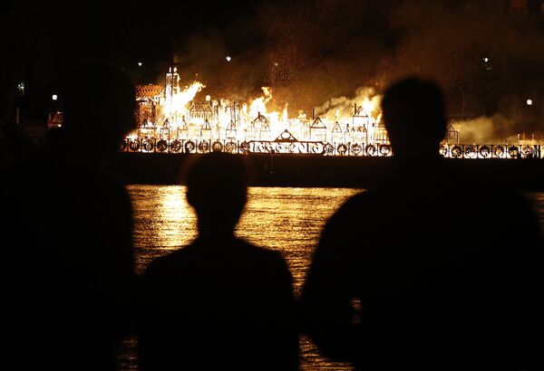 A réplica da cidade de Londres em 1666 queimada no festival London's Burning de 2016 - Sputnik Brasil