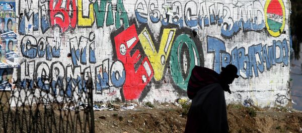 Eslogan en apoyo del presidente Evo Morales pintado en una pared en La Paz, Bolivia, 2014 - Sputnik Brasil