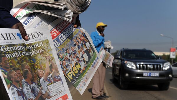 Um homem vende jornais em uma rua de Nairóbi em 14 de julho de 2014 - Sputnik Brasil