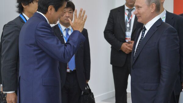 Primeiro-ministro do Japão, Shinzo Abe, e o presidente da Rússia, Vladimir Putin, durante o Fórum Econômico do Oriente, Vladivostok, Rússia, 3 de setembro de 2016 - Sputnik Brasil