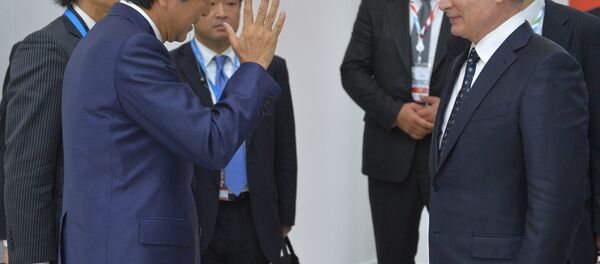 Primeiro-ministro do Japão, Shinzo Abe, e o presidente da Rússia, Vladimir Putin, durante o Fórum Econômico do Oriente, Vladivostok, Rússia, 3 de setembro de 2016 - Sputnik Brasil
