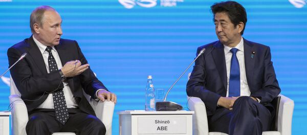 Primeiro-ministro do Japão, Shinzo Abe, e o presidente da Rússia, Vladimir Putin, durante o Fórum Econômico do Oriente, Vladivostok, Rússia, 3 de setembro de 2016 - Sputnik Brasil