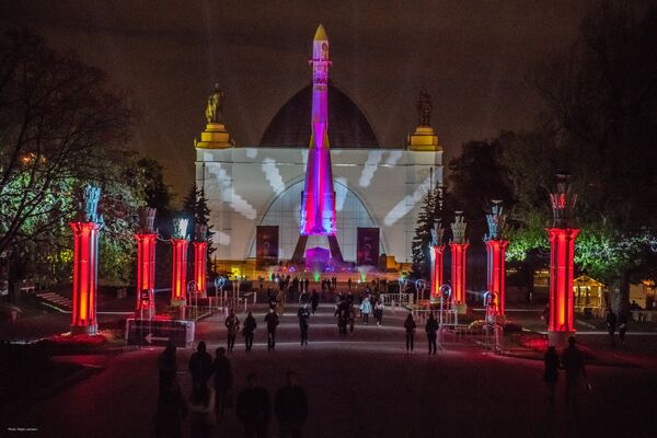 Pavilhão Principal da Exposição das Realizações da Economia Nacional (VDNKh) durante o Festival Internacional Círculo de Luz em Moscou em 2015 - Sputnik Brasil