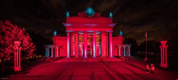 Pavilhão Principal da Exposição das Realizações da Economia Nacional (VDNKh) durante o Festival Internacional Círculo de Luz em Moscou em 2015 - Sputnik Brasil