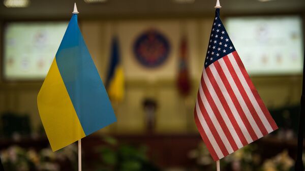 Bandeiras nacionais da Ucrânia e EUA - Sputnik Brasil