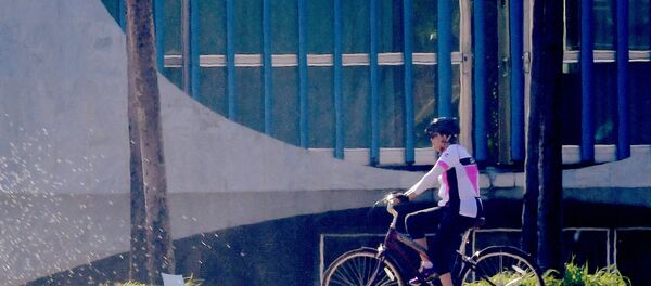 Ex-presidente do Brasil Dilma Rousseff anda de bicicleta perto do Palácio da Alvorada, Brasília, Brasil, 3 de setembro de 2016 - Sputnik Brasil